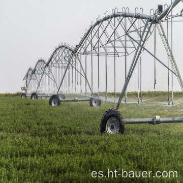 Sistema de riego agrícola de pivote central con ruedas